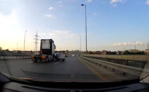 Bakıda “Tır” minik avtomobilini vuraraq yoldan kənara atıb – VİDEO