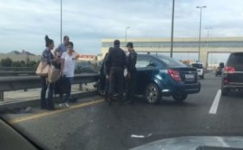 Aeroport yolunda dəmir arakəsmələrə çırpılan maşın aşdı – Video