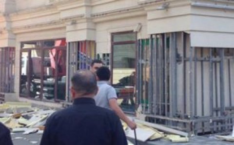 Yasamalda binanın fasadına vurulan daşlar töküldü