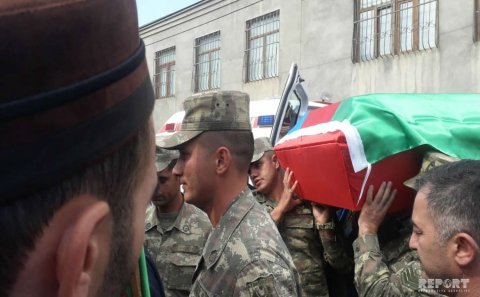 Təmas xəttində öldürülən əsgər torpağa tapşırılıb - FOTO 