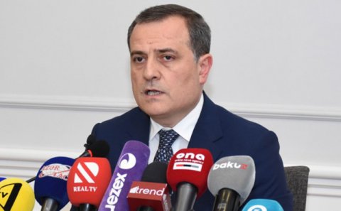 Nazir müəllimlərdən pul yığan direktoru işdən çıxardı - Video