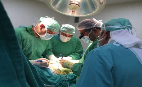 Ayağı sınan icra hakimiyyətinin işçisi xəstəxanada əməliyyat zamanı öldü