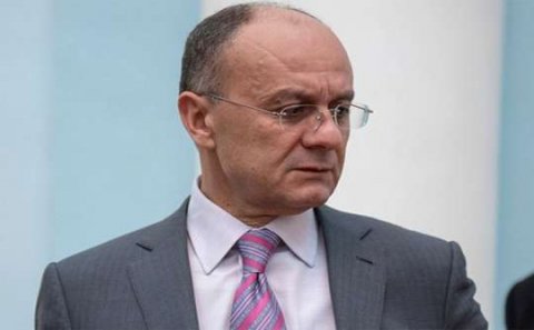Ermənistanın sabiq Müdafiə naziri ölkəni tərk etdi