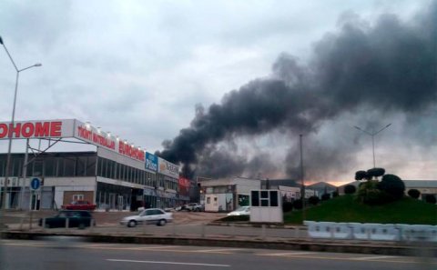 Bakıda ticarət mərkəzi yanır 