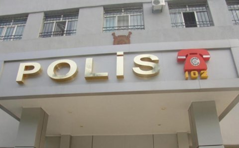 Bakıda polisin saxladığı şəxsdən ağlasığmaz addım - Qaşığı udaraq...
