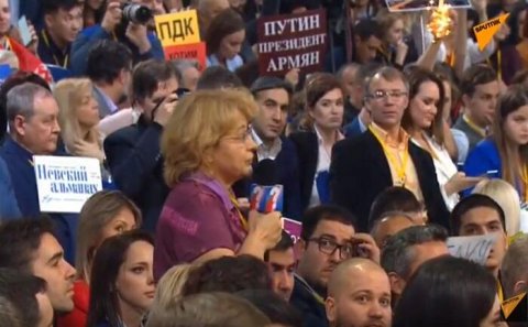 “Putin ermənilərin prezidentidir” - Konfransda qalmaqallı plakat