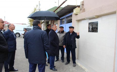 İcra başçısı Əziz Əzizov başına çətir tutdurdu — FOTO