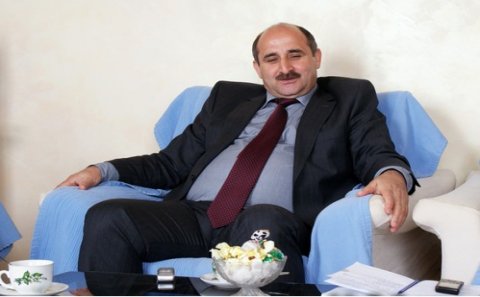 Çingiz Qənizadə seçicilərlə görüşə polislə gedir - VİDEO