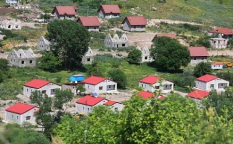 “Laçında ermənilərlə azərbaycanlıların  birgə yaşayış məskənlərinin salınması müzakirə edilib...” 