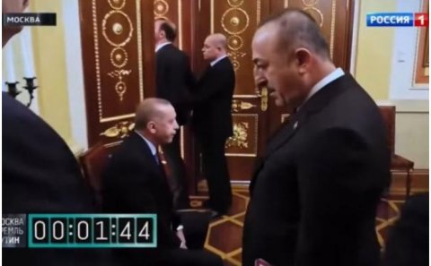 Rusiyadan Türkiyəyə sayqısızlıq: Rus mediası Putinin Ərdoğanı dəhlizdə gözlətdiyi anın kadrlarını yaydı - VİDEO