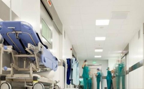 Ermənistanda ara qarışdı: yüzlərlə insan xəstəxanaya HÜCUM ETDİ, 2 nəfərin boğazını kəsdilər