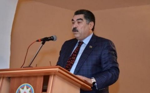 Psixoloq icra başçısını məhkəməyə verdi