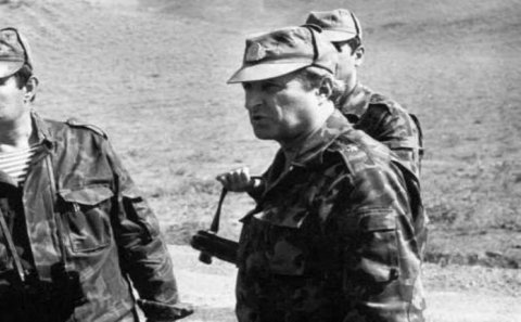 General rütbəsini səngərdə alan, otağında saatlı bomba asılan SƏRKƏRDƏ