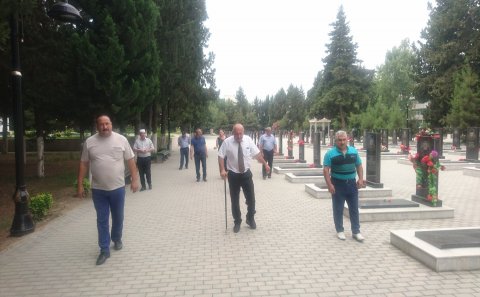 Qarabağ Əlilləri Cəmiyyətinin bir qrup üzvü bayram günü Şəhidlər Xiyabanına gəlib