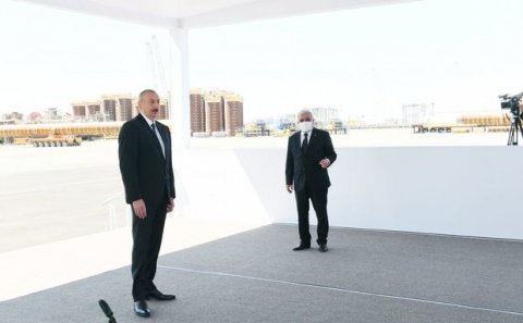 İlham Əliyev “Qarabağ” yatağının dayaq blokunun dənizə yola salınması mərasimində - FOTO