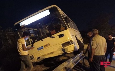 Bakıda sərnişin avtobusu qəzaya uğradı - FOTO