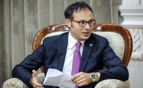 Hələ heç bir deputat özünü belə rüsvay etməmişdi – Sən nə etdin, Ramil Həsən… + FOTOFAKT