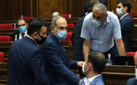 Paşinyanın sərsəm açıqlaması istefalara səbəb oldu