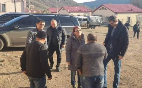 Ermənistan naziri separatçı məmurlarla birgə azad(!) Laçının kəndində nə gəzir?.. -FOTO