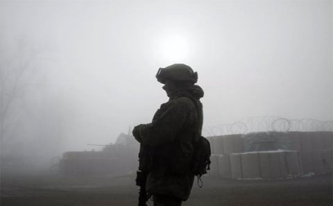 Rus sülhməramlıları erməni qadınlara çiçək payladı – Laçın dəhlizində