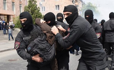 Ermənistanda maşın partladıldı, atışma oldu: ölənlər var