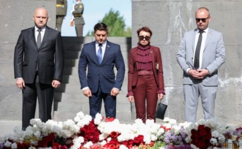 Rusiya deputatları İrəvanda qondarma “soyqırım” abidəsini ziyarət etdi...-FOTO