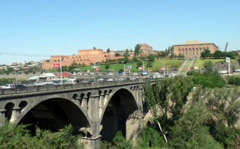 Ermənistanda müharibə iştirakçısı özünü KÖRPÜDƏN ATDI