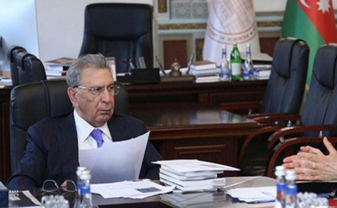 Ramiz Mehdiyev 17 minlik sərgi keçirir - Şübhəli müvaqilə