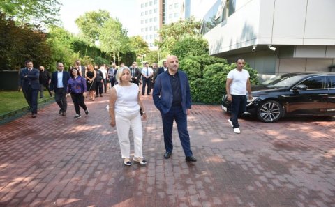 Həbs qərarı götürülən Mübariz Mənsimov ilk dəfə “Palmali”yə gəldi: 