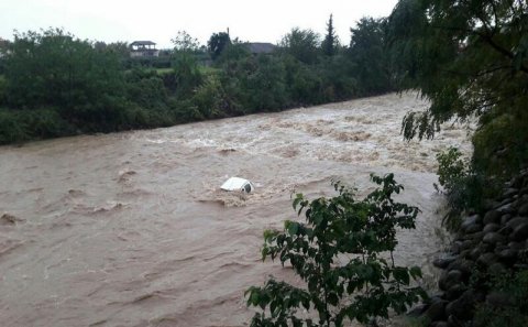 Şəmkirdə FƏLAKƏT: Avtomobili sel apardı, 3 nəfər yaralandı