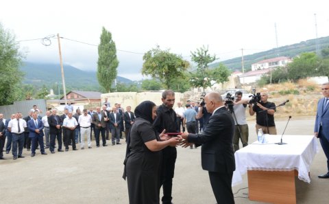 Lerikdə Vətən müharibəsində şəhid olmuş Babayev Çingiz Sulduz oğlunun ailəsinə çoxmənzilli yaşayış binasında yeni mənzilin açarları təqdim edildi
