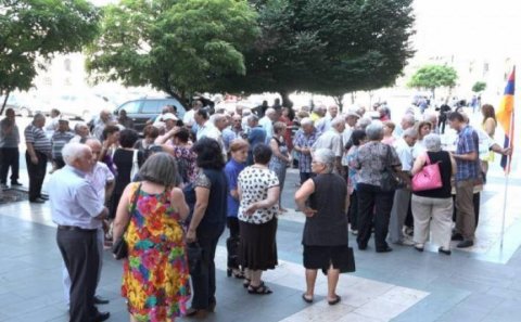 Laçından qaçmış ermənilər ev tələb edir - Baş nazirin müavini onlara nə deyib?