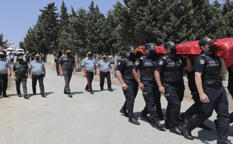 Vilayət Eyvazov vəfat edən polislə vida mərasimində - FOTO