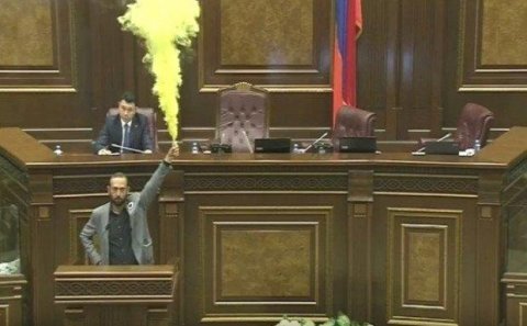 Ermənistan parlamentində Nikola görə dava düşdü - VİDEO
