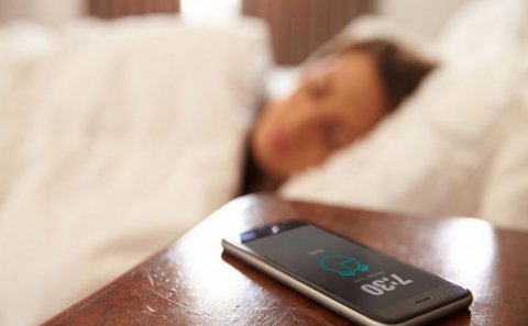 Mobil telefonu yataq otağında saxlamayın - XƏBƏRDARLIQ