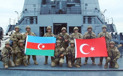 Xəzərdə qardaş təlimi: İran nədən narahatdır?