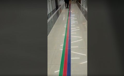 Moskvada bazar sahibi olan erməni bayrağımızı ayaqlar altına sərdi (FOTO)