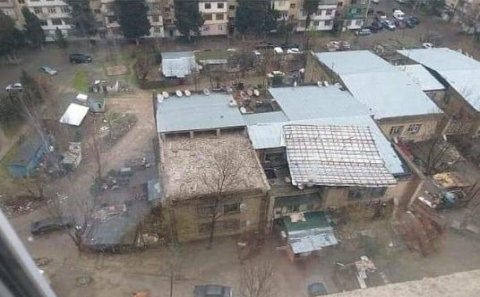 Güclü külək: Dam örtüyü qopub, kişinin qarnını deşdi