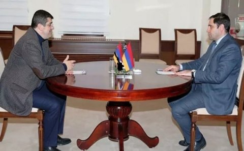 Paşinyan Moskvada sülh vəd edərkən separatçı Araik əski parçasıyla İrəvana gəldi...-FOTO