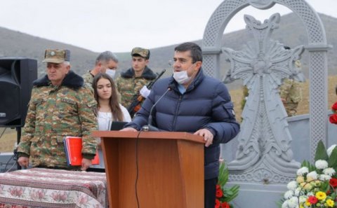 İnterpolla aradığımız Araik Xocavənddə işğalçı hərbçilərinə xaç abidəsi qoydurdu...-VİDEO