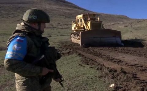 Rusiya hərbçiləri Ağdam şəhəri yaxınlığında yeni yol çəkdirməyə başladı…-FOTO