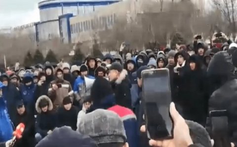 Qazın bahalaşmasına etiraz edənlər başçını qovdu – Baş nazir təcili komissiya yaratdı..