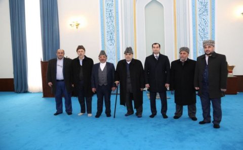 Şeyxülislam Şamaxıda Pirsaat məscidini və Şəhidlər xiyabanını ziyarət edib - FOTO