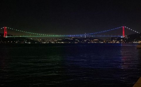 Sultan Mehmet körpüsü Azərbaycan bayrağının rəngləri ilə işıqlandırılıb