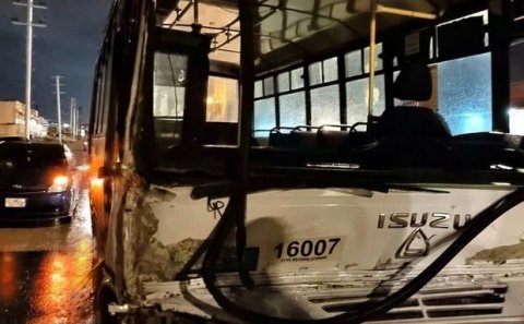Binəqədidə avtobus “KamAZ”a çırpılıb: Xəsarət alan var - FOTO