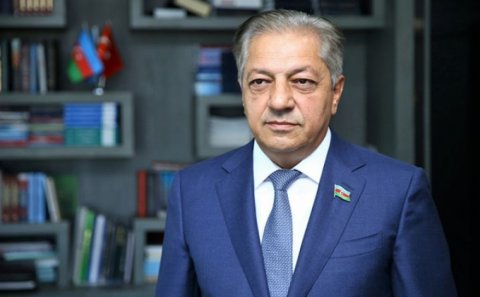 Armen Sarkisyanın müharibə dövründə atdığı addımlar tamaşanın gedişində aktyorun uğursuz improvizasiyalarını xatırladırdı