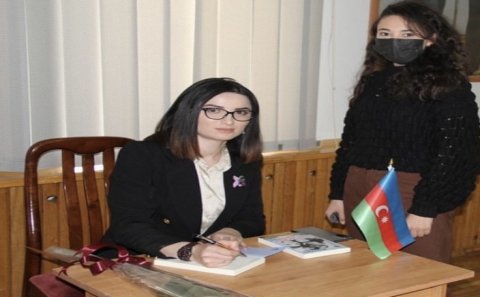 Odlar Yurdu Universitetində Əzizə Farizin “Sevən qəlbin fəryadı” kitabının təqdimatı olub