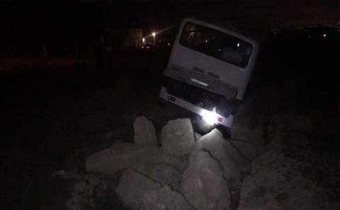 Bakıda avtobus qəzaya düşdü: Yaralananlar var