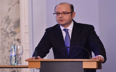 Nazir üç müşavirini işdən çıxardı, ikisinə yeni vəzifə verdi