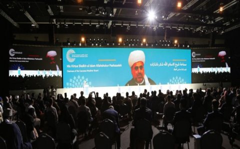 Allahşükür Paşazadə “Vahid ümmət və müxtəlif əqidə məzhəbləri” mövzulu plenar iclasda çıxış edib